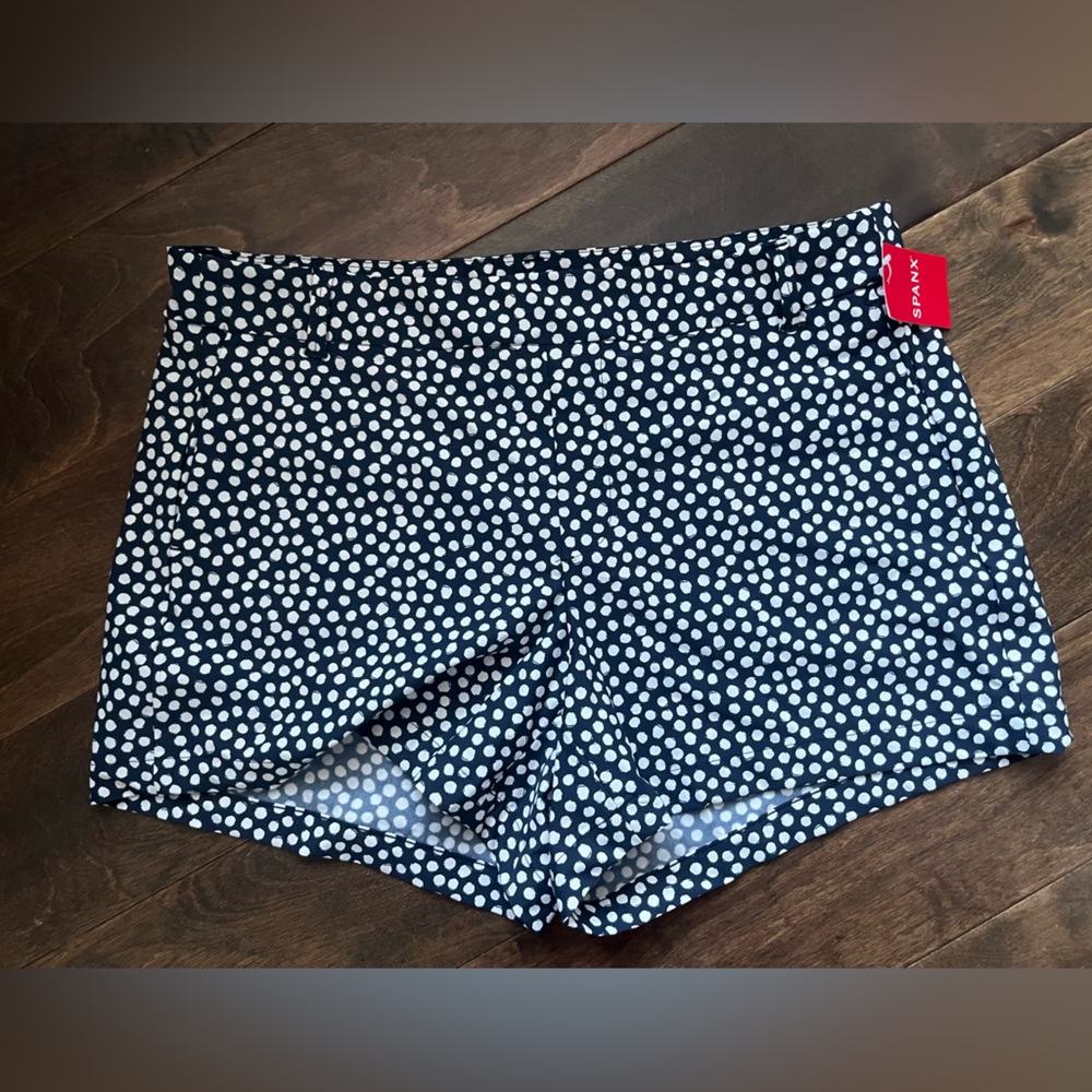 NWT Spanx Navy and White Polka dot Shorts.  Front pockets. Size XL.